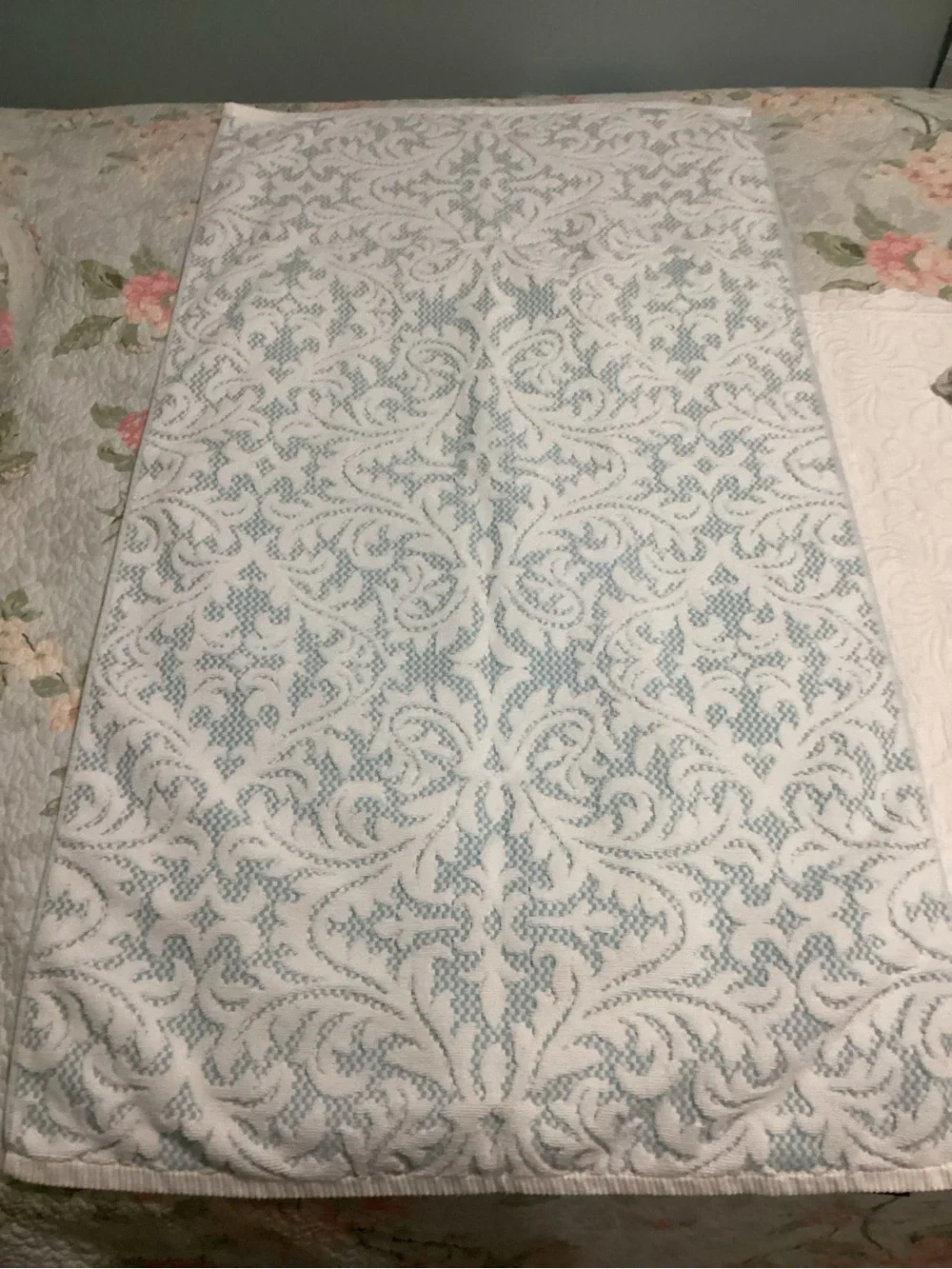 2 ⭐️ NEW ⭐️ Nicole Miller Large Bath Towels
